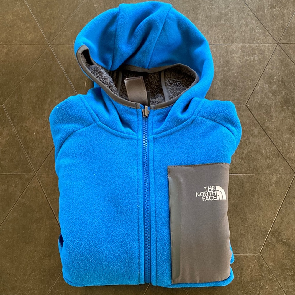 Super WARM Boys north face jacket/ hoodie with front zipper.
